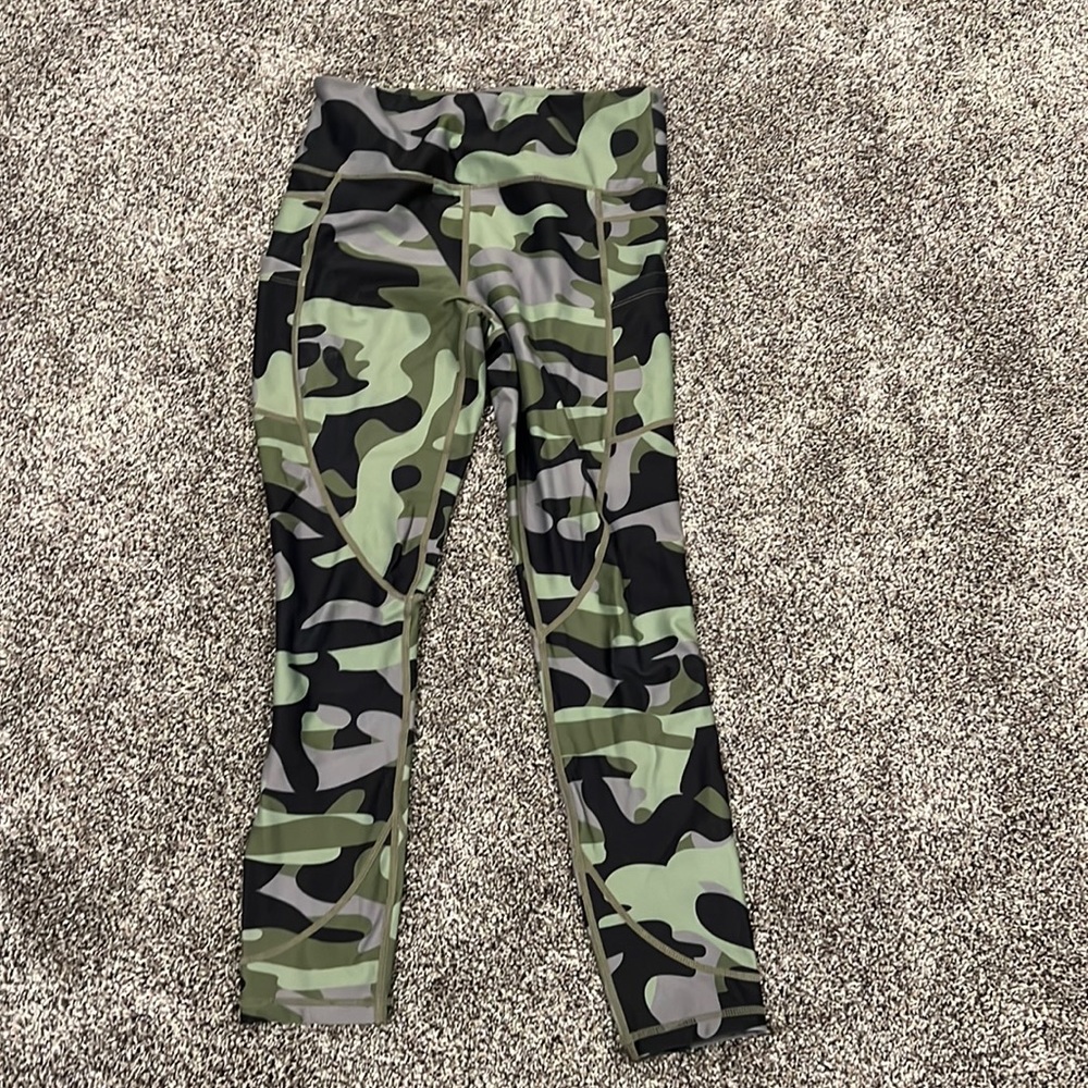 Zyia camo capris leggings